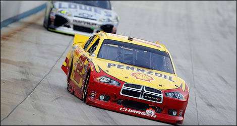 Kurt Busch leading Jimmie Johnson. (Photo: nascar.com)