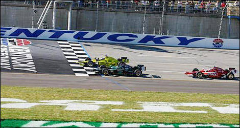 Ed Carpenter gagne d'un souffle devant Dario Franchitti. (Photo: IndyCar / Bret Kelley)