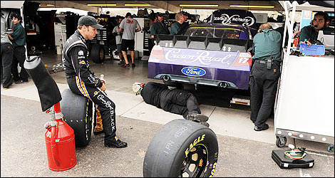 Matt Kenseth regarde son équipe préparer la voiture. (Photo: NASCAR)