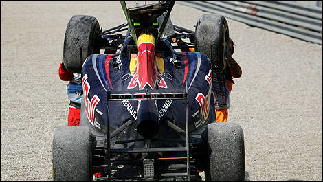 La Red Bull de Mark Webber est &eacute;vacu&eacute;e du circuit de Monza. (Photo: WRi2)