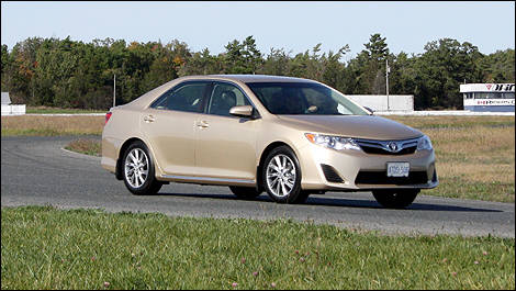 Toyota Camry 2012 vue 3/4 avant