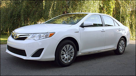 2012 Toyota Camry hybrid front 3/4 view