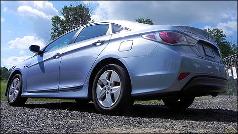 Hyundai Sonata Hybrid 2011 vue 3/4 arrière