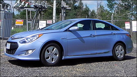 2011 Hyundai Sonata Hybrid front 3/4 view