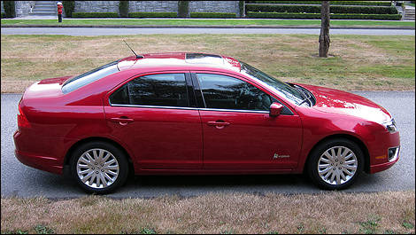 Ford Fusion hybride 2011 vue côté droit
