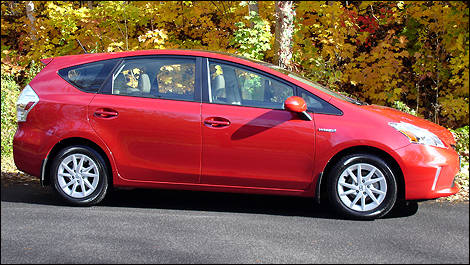 Toyota Prius v 2012 vue côté droit
