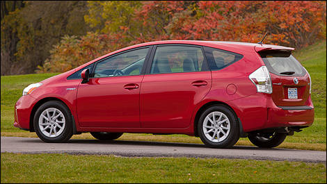 Toyota Prius v 2012 vue 3/4 arrière
