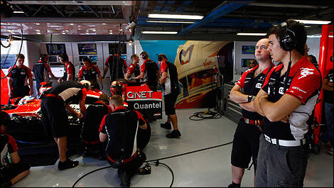 Wickens (right) oversees the team's work (Photo: Marussia Virgin)