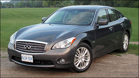 Infiniti M35h 2012 vue 3/4 avant