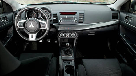 Mitsubishi Lancer Evolution GSR 2011 intérieur