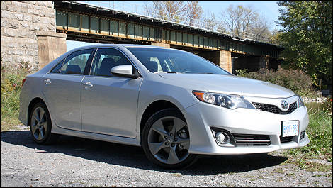 Toyota Camry 2012 vue 3/4 avant