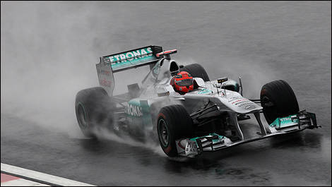 Micheal Schumacher patauge derrière Nico Rosberg (Photo: WRi2)