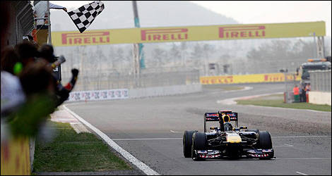 Sebastian Vettel, loin devant Nico Rosberg (Photo: Pirelli)