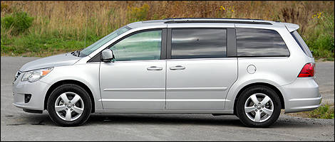 2011 Volkswagen Routan Highline left side view