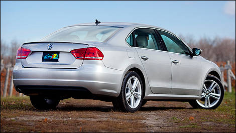 2012 Volkswagen Passat 2.5L Highline rear 3/4 view