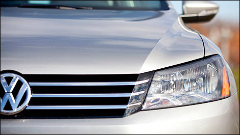 2012 Volkswagen Passat 2.5L Highline front view