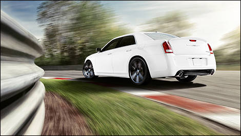Chrysler 300 SRT8 2012 vue 3/4 arrière