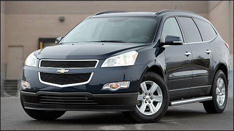 2012 Chevrolet Traverse 2LT AWD front 3/4 view