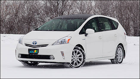 Toyota Prius V 2012 vue 3/4 avant