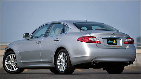 2012 Infiniti M35h rear 3/4 view