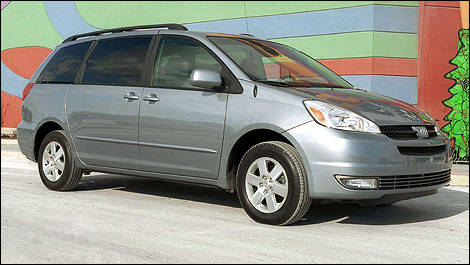 2004 Toyota Sienna front 3/4 view