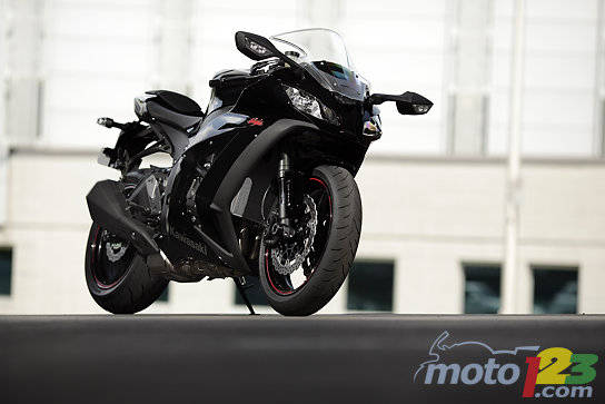 2012 Lamborghini Aventador vs 2011 Kawasaki ZX-10R (video) | Car