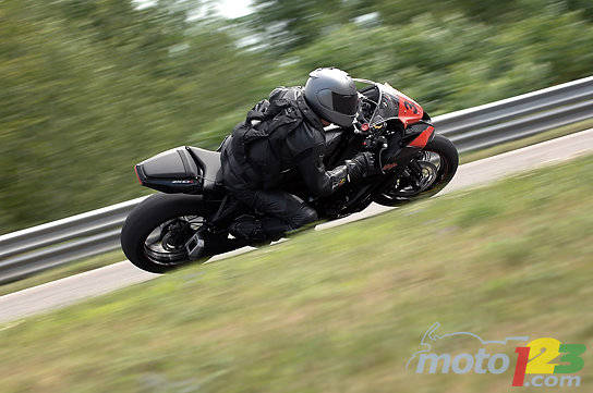 2012 Lamborghini Aventador vs 2011 Kawasaki ZX-10R (video) | Car
