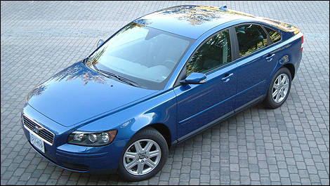 2006 Volvo S40 front 3/4 view