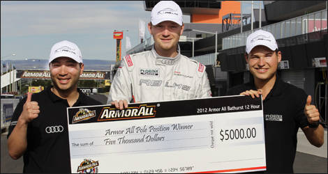 Christopher Mies, O&rsquo;young et Christer J&ouml;ns avec leur souvenir (Photo: Audi Motorsport)