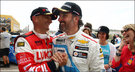 Müller and Tarquini congratulating each other (Photo: WTCC)