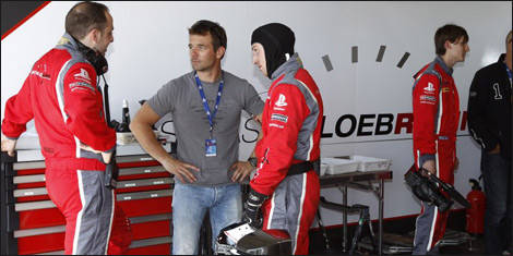 S&eacute;bastien Loeb entre les m&eacute;canos de son Racing Team (Photo: Loeb Racing)