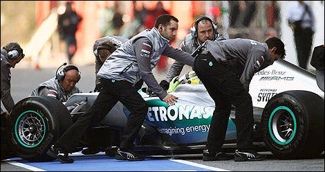 Mercedes mechanics at work (Photo: Mercedes AMG)