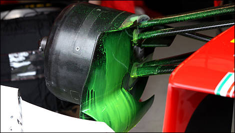 Peinture de flux aérodynamique sur les écopes de freins de la Ferrari.