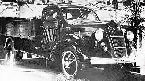 1935 Toyota G1 front 3/4 view