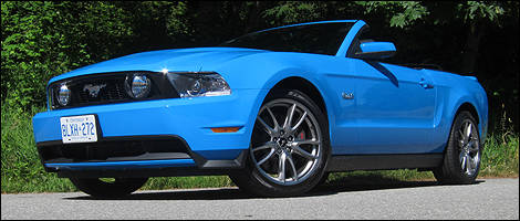 Ford Mustang GT décapotable 2012 vue 3/4 avant