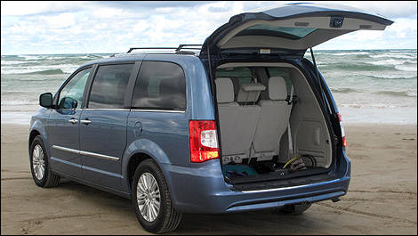 2012 Chrysler Town & Country Limited Review | Car News | Auto123