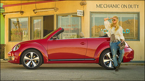 Volkswagen Beetle convertible 2013 vue côté