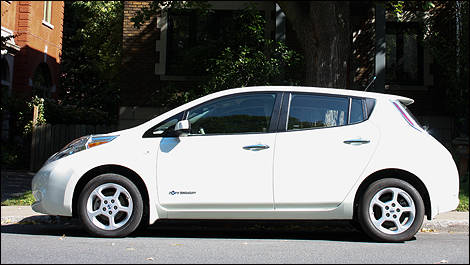 Nissan LEAF 2012 vue de coté