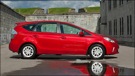Toyota Prius V 2013 vue côté
