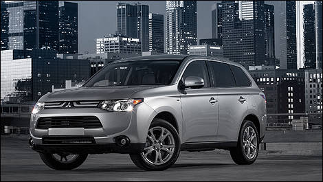 2014 Mitsubishi Outlander front 3/4 view