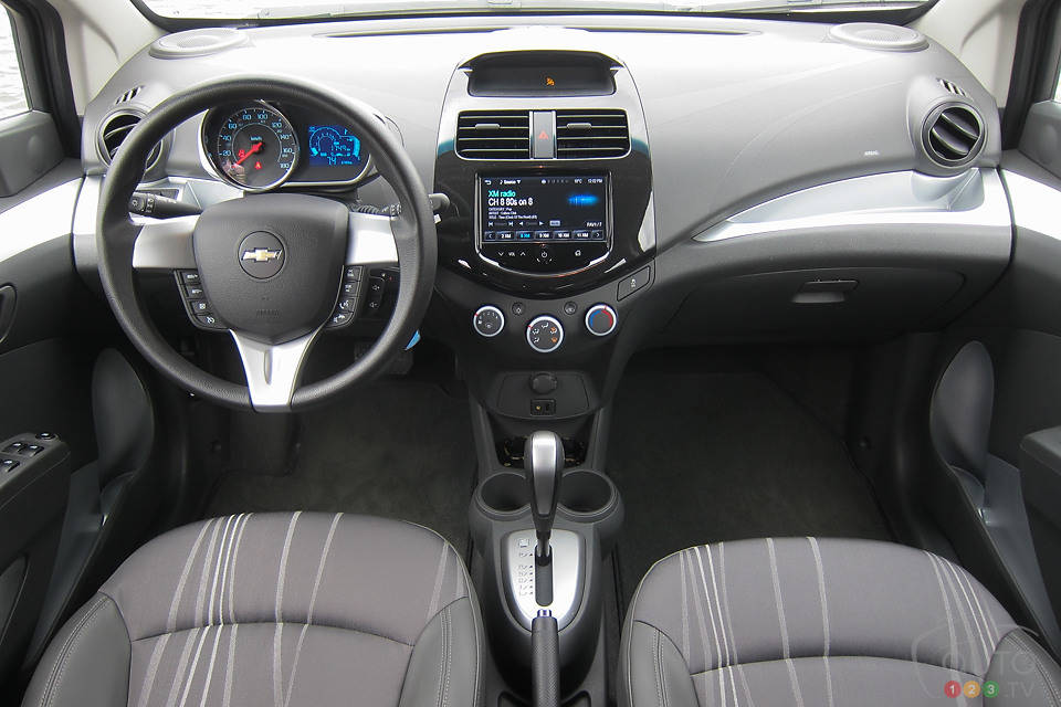 Шевроле на механике. Chevrolet Spark автомат салон. Chevrolet Spark 2013 салон. Шевроле Spark lt 2013. Салон Шевроле Спарк 2014.