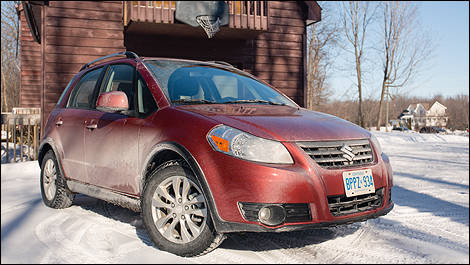 2013 Suzuki SX4 Crossover front 3/4 view