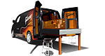 Un Nissan NV devenu atelier de réparation de guitares
