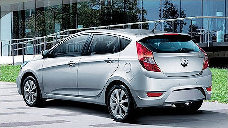 Hyundai Accent 5 portes 2013 vue 3/4 arrière