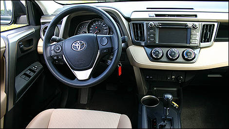 Toyota RAV4 LE 2013 habitacle