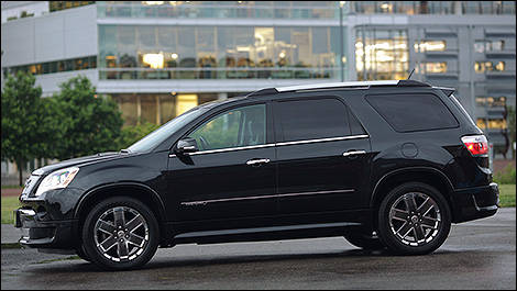 GMC Acadia Denali 2011 vue de coté