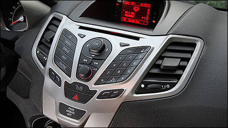 Ford Fiesta SE à hayon 2011 console