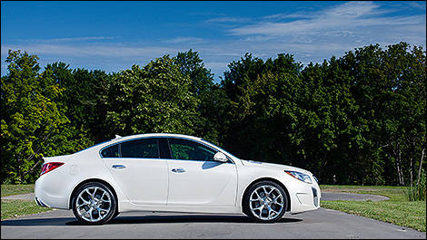 Buick Regal GS 2012 vue de coté