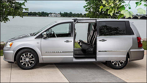 2014 Chrysler Town & Country Preview | Car News | Auto123