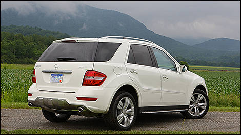 2009 Mercedes-Benz ML550 rear 3/4 view